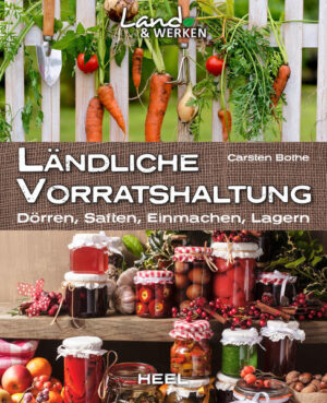 Selbstgemacht schmeckt es am besten! Carsten Bothe erklärt die Grundlagen der Einmachmethoden sowie die benötigten Utensilien und führt in altes, beinahe verloren gegangenes Wissen um die richtige Vorratshaltung und Konservierung der hausgemachten Leckereien ein. In diesem Buch gibt unser Erfolgsautor Carsten Bothe sein Wissen zu den Themen Trocknen, Einsäuern, Einsalzen, Einkochen, Einfrieren und Aufbewahren preis. Anhand der Zubereitung zahlreicher Spezialitäten von Chutney über Frühstücksfleisch bis Dörrobst und Likör werden die Grundlagen der Einmachmethoden beispielhaft und praxisnah erläutert. Zahlreiche Tipps und einfache Schritt-für-Schritt-Anleitungen machen dieses Buch zum ultimativen Ratgeber für das Anlegen eines Vorrates, der unabhängig von Strom funktioniert. Stellen Sie Salzfleisch her oder Saure Bohnen, legen Sie Salzgurken oder Soleier ein, machen Sie aus der herbstlichen Apfelflut von Ihrem Baum Apfelsaft, -most, -wein und -essig! Unsere Großelterngeneration hat Lebensmittel noch selber haltbar gemacht und bevorratet. Diese Fertigkeiten und Techniken sind heute aktueller denn je! Der Ukraine-Krieg, die Corona-Pandemie, die Flutkatastrophe, die Klimakrise - die Ereignisse in der letzten Zeit haben uns gezeigt, wie wichtig es ist, im Krisenfall eine Notfallvorsorge und Nahrungsvorräte zu haben. Bei einem „Blackout“ beziehungsweise großflächigen Stromausfall bleiben die Supermärkte und Tankstellen geschlossen. Auch Kühlschrank und Gefrierfach fallen aus. Hier hilft ein Lebensmittel- und Getränkevorrat, die Zeit zu überbrücken, bis die staatliche Hilfe anläuft. Und auch für die neue Zero Waste-Küche, der Resteverwertung, sind die Tipps aus diesem Einmach-Ratgeber unverzichtbar. In unserer Reihe „Land und Werken“ sind viele Ratgeber zum Thema erhältlich: Hausschlachtung, Wursten leicht gemacht, Käse selber machen, Marmelade, Schnäpse und Likören, Selber Räuchern, Das Bushcraft und Outdoor-Handbuch, Permakultur uvm.