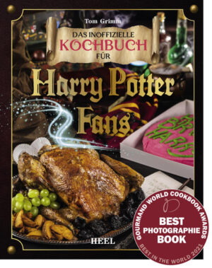 Dieses wunderschöne und bezaubernd gestaltete Kochbuch, wird die Welt von Harry Potter zum Leben erwecken. Träume Dich mit einem wärmenden Butterbier direkt in das "Drei Besen" nach Hogsmeade, bereite Dir herzhafte Kürbispastete oder klebrige Sirup-Bonbons. Dieses Kocbuch garantieret allen Potterheads die volle Ladung Zaubernostalgie! Der Autor, Tom Grimm, landete bereits mit seinem Harry-Potter-Backbuch einen Bestseller und legt nun dieses fantastische Kochbuch nach. - Über 80 fantasievoll arrangierte Gerichte - ein Buch wie aus Molly Weasleys Zauberküche - Authentische Rezepte wie Giggelwasser, goldene Schnatze, Muffin-Eulen oder Luna Lovegoods Radieschensalat - Im Stil von Harry Potter komplett vierfarbig und stimmungsvoll bebildert - Ein magisches Geschenk für alle Potterheads Perfekt auch für Harry Potter-Kindergeburtstage: Mit Rezepten für "Bertie Botts Bohnen", getrocknete Kakerlaken (aus Datteln