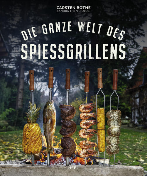 SPIESSGRILLEN hat etwas Ursprüngliches und Archaisches. So verwundert es nicht, dass auf allen bewohnten Kontinenten am Spieß gegrillt wird. Outdoorkoch Carsten Bothe stellt das Spießgrillen in all seinen Facetten variantenreich vor und zeigt 40 authentische Gerichte für den heimischen Garten am Feuer, mit Holzkohlebriketts im Grill und mit dem Gasgrill. Es erwarten Sie Spezialitäten der jeweiligen Landesküche: türkische Köfte-Spieße mit Joghurtsauce, asiatische Hähnchen-Saté-Spieße mit Erdnusssauce, marokkanische Fischspieße, Kalbsbrust Asado-Style und vieles mehr. Außerdem gibt es eine ausführliche Anleitung mit nützlichen Tipps für das Spießgrillen: Nutzung und Pflege des Werkzeugs - der Spieße und Messer -, das richtigen Holz, verschiedene Arten von Holzkohle und verschiedenen Grilltypen. Die detaillierten Step-by-Step-Fotos werden Anfänger wie fortgeschrittene Griller begeistern: Wie teilt man eine Huhn, wie bereitet man eine Kalbsbrust für Asado vor, wie füllt und bindet man einen Spießbraten, wie macht man aus Tafelspitz Picanha, wie tranchiert man eine Ente oder wie bereitet man ein Butterfly-Hähnchen vor - anschaulich und detailliert zeigt dieses Buch viele grundlegende Techniken, die man nicht nur für das Spießgrillen braucht, sondern für die Fleischzubereitung generell wichtig sind. Alles was man über das Spießgrillen wissen muss: Material und Zubehör für unwiderstehlich köstliches Spießgrillen Genial einfach die richtige Gartemperatur einschätzen und die Hitze beherrschen Inklusive ausführlichen Step-by-Step-Anleitungen für perfekte Fleischzuschnitte in der heimischen Küche - das perfekte Buch für alle Fleisch-Liebhaber!