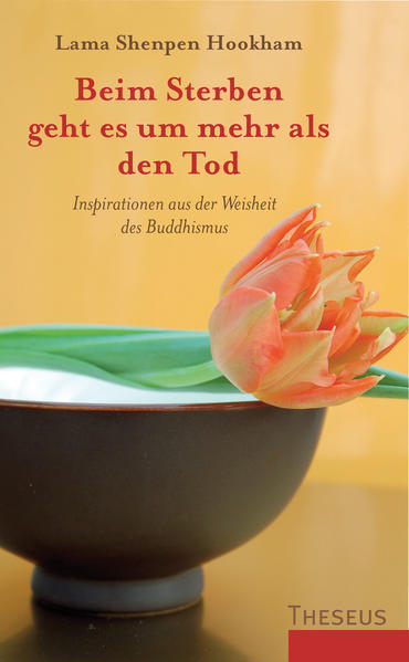 Dies sind die zeitlosen Unterweisungen der tibetisch-buddhistischen Lehrerin Lama Shenpen Hookham zum Umgang mit Sterben und Tod. Sie zeigt, wie wir uns darauf vorbereiten können, durch Meditation, in der Sterbebegleitung und mit ganz konkreten Vorbereitungen auf den Tod. Die Anregungen sind für alle hilfreich, die an einer Auseinandersetzung mit dem (eigenen) Tod und Sterben und damit auch an einer tiefen Erfahrung von Lebendigkeit interessiert sind.