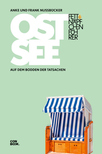 »Es muss nicht immer Malle sein«, beschließt die weltoffene Biene aus dem Ruhrpott. Diesen Sommer geht es für sie zum allerersten Mal an die Ostsee! Schon lange schwärmt ihr Freund Karsten vom Paradies vor der Haustür. Nun ist es endlich soweit. Doch bald muss sich Biene ihre Schwierigkeiten mit Poseidons Küche eingestehen. Ihr und Karsten begegnen Menschen, denen ein halbes Nicken fast schon als Geschwätzigkeit gilt. Und als Biene ihre Lust am Nacktbaden entdeckt, erkennt sie, dass FKK nicht überall gern gesehen ist. Strömungen im Wasser und Reptilien an Land bergen ihre Gefahren, und possierliche Vögel verwandeln sich im Nullkommanix in reißende Monster. Trotz allem fühlt sich Biene zwischen Bodden und See bald richtig wohl, und dann bereitet ihr Karsten noch eine ganz besondere Überraschung. Der ultimative Reiseknigge für die deutsche Ostseeküste