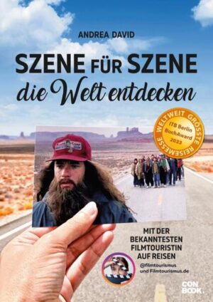 Deutschlands bekannteste Filmtouristin Andrea David reist seit 18 Jahren an legendäre Drehorte, erzählt bildstark von ihren Entdeckungen und Begegnungen und bietet ungewöhnliche Einblicke hinter die Kulissen. Der Clou: Sie hält Fotos von ikonischen Szenen in der Hand und fügt diese auf ihren Bildern ganz genau in die Umgebung berühmter Drehorte ein. Ihr Reisebuch für Filmfans gibt zudem Inspiration und Tipps für alle, die selbst einmal die Schauplätze ihrer Lieblingsfilme und -serien entdecken möchten. Denn klar ist: Filme und Serien schaffen immer wieder neue Sehnsuchtsorte. Sei es das Küstenstädtchen, in dem Hitchcock »Die Vögel« schreien ließ, das Tal, durch das die Dinosaurier in »Jurassic Park« liefen, oder der Wald, der in »Game of Thrones« zu Winterfell wurde. Unterhaltsame Reiseberichte mit zahlreichen Fotos und über 200 Filmtourismus-Tipps zum Nachreisen Gewinner des ITB BuchAwards 2023 Empfohlen von der GEO Saison