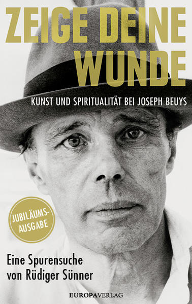 Der Aktionskünstler, Bildhauer, Zeichner, Kunsttheoretiker und Pädagoge Joseph Beuys gilt weltweit als einer der bedeutendsten Künstler des 20. Jahrhunderts und war dennoch zeitlebens umstritten. Er hegte ein tiefes Interesse für Mythologie, Schamanismus, Anthroposophie, Alchemie und Mystik, seine Kunst ist zutiefst von diesen Einflüssen geprägt. Er wollte berühren und berührbar sein. Die seelische und körperliche Verletzlichkeit des Menschen war sein Thema. Nicht zufällig trägt eine seiner bekanntesten Installationen den Titel „zeige deine Wunde“. Rüdiger Sünner spürt dem Künstler nach und entdeckt ihn für uns neu: Die spirituelle Dimension und das Faszinosum Joseph Beuys werden so auf eindringliche Weise greifbar. In den Zeiten von Postmoderne und Postpostmoderne, zwischen Naturalismus, Ironie und Pop à la Jeff Koons, erinnert Zeige deine Wunde an Potenziale der Kunst, die im Verschwinden begriffen sind.