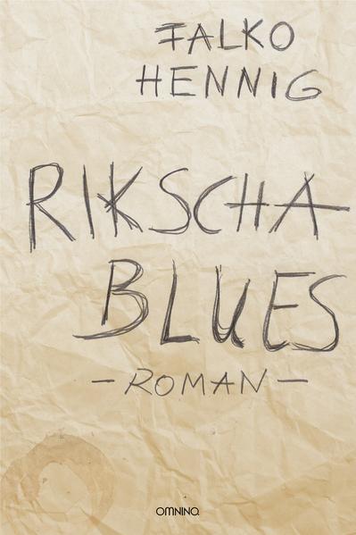 Ein moderner Trottel- oder Schelmenroman kombiniert mit Kerouacs „On the road“-Spirit: „Ich hab den Rikscha Blues“, erzählt der unglückliche und narzistische Romanheld, ein erfolgloser, aber gut beobachtender Rikschafahrer in Berlin, der ständig in neue Geschichten verstrickt wird. Rikscha Blues ist sein autobiografischer Roadtrip durch Leben, Liebe, Fremdenverkehr und die Literatur. Jeder Tag bringt neue Fahrgäste, Bekanntschaften, Abenteuer und seltsame Geschichten, die Episode um Episode, Straße um Straße auf den Höhepunkt zusteuern. Man liest mit einem Lachen im Gesicht: Das Buch wird uns berauschen, die tragischste Liebesgeschichte liefern, Berlin als Kulisse neue Ehre machen, den Spirit der Stadt einfangen, so, wie es ihn bald nicht mehr geben wird. Am Ende ist es aber auch eine lakonische, nackte Abrechnung mit der Stadt, falscher Liebe und den Wirrungen des Zwischenmenschlichen. Ein Roman als Rikschafahrt. Skurril. Schnell. Immer unterwegs. Auch ihr werdet den Rikscha Blues bald haben! „Ein Roadtrip durch Berlin? Um den zu erleben muss man es wie Falko Hennig machen, sich auf eine Rikscha setzen und durch Wahnsinn und Schönheit dieser Stadt treiben lassen.“ Jakob Hein „Selbst, wenn es tragisch wird, haut dieser immer leicht journalistische Ductus gut hin.“ Uli Hannemann „Die Rikscha ist in Fahrt!“ Michael von Orsouw