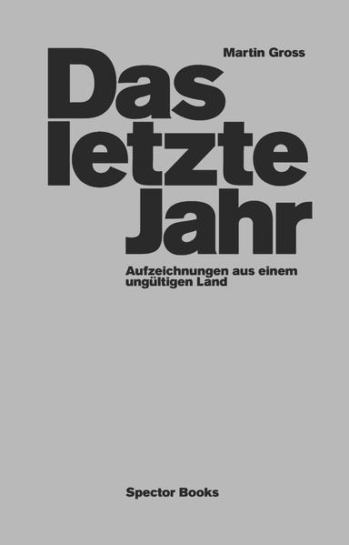 Nach dreißig Jahren wiederentdeckt: Martin Gross: Das letzte Jahr. Aufzeichnungen aus einem ungültigen Land Der westdeutsche Autor Martin Gross lebte 1990 überwiegend in der DDR, um den Niedergang und die Neugestaltung des Landes aus nächster Nähe zu beobachten. In zahlreichen Alltagsnotizen beschrieb er, wie die Menschen den Wechsel vom alten in das neue System vollzogen. Er porträtierte so unterschiedliche Personen wie den Bewacher eines ehemaligen Stasi-Gefängnisses, den Filialleiter eines der neuen Supermärkte, die Heizer eines Kraftwerks, die Personenschützer eines Ministers und die Reinigungskräfte eines Regierungsgebäudes. Sein Buch Das letzte Jahr erschien 1992 bei BasisDruck Berlin, geriet dann aber in Vergessenheit. 2019 stieß Jan Wenzel bei seinen Recherchen für sein Buch Das Jahr 1990 freilegen auf Martin Gross und übernahm viele seiner Aufzeichnungen. Mit 30 Jahren Abstand wurden sie von der Kritik nun als „hellsichtige“, „präzise“, „stilistisch brillante“ Beobachtungen des Wendejahres wahrgenommen. Der Autor selbst war aber nicht auffindbar. Erst im Juni 2020 entstand auf Umwegen ein Kontakt, und die Neuausgabe des Titels konnte geplant werden. Martin Gross, geboren 1952 im Schwarzwald, ging 1970 nach West-Berlin. Ab 1981 arbeitete er als Lehrbeauftragter im Fach Germanistik und als Feuilletonist. Später dann als Koordinator für Projekte zwischen russischen, indischen und europäischen Universitäten. Heute lebt er in der Nähe von Lüneburg.