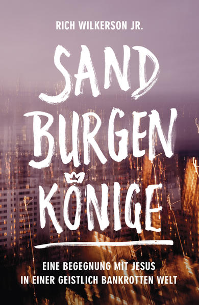 Nicht nur Kinder bauen Sandburgen … In seinem Buch Sandburgenkönige eröffnet uns Rich Wilkerson jr. eine überraschende Sicht auf das, was uns echte Erfüllung und Freude bringen kann. Anhand von vier Begebenheiten aus dem siebten Kapitel des Lukasevangeliums macht Wilkerson deutlich, dass unsere tiefsten Sehnsüchte nie dort gestillt werden, wo wir die Erfüllung normalerweise suchen: in uns selbst, in anderen Menschen, in materiellen Dingen oder sogar in Religion! Unser tiefstes Verlangen kann nur in Jesus gestillt werden. Nur wenn wir auf ihn schauen, können wir das finden, was unser Herz sucht. Und nur in ihm können wir den Frieden und die Freude finden, die wir uns zutiefst ersehnen. »Ich danke Gott für Rich Wilkerson jr., der die besondere Gnade hat, in die Welt der ›Sandburgenkönige‹ einzutreten und viele zum wahren König und seinem unerschütterlichen Königreich zu führen. Dieses Buch ist ein Segen!«-Carl Lentz, Hillsong NYC