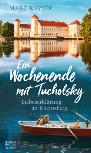 Am 8. Dezember 1921 sinnierte der Publizist Kurt Tucholsky in Die Weltbühne darüber, ob seine Novelle Rheinsberg. Ein Bilderbuch für Verliebte, mit der er 1912 literarisches Terrain betrat, eine ebenso magische Wirkung auf Liebespaare nachfolgender Generationen ausüben würde wie auf seine Zeitgenossen. Er war skeptisch - und sollte Unrecht behalten. Der Schriftsteller Marc Kayser spinnt Tucholskys Gedanken weiter und entsendet Linn und Gilbert, ein gut situiertes Paar mittleren Alters aus Berlin, in das Rheinsberg von heute. Das berühmte Städtchen in der Mark Brandenburg ist nicht mehr der Ort von einst. Und doch blitzt er in Ein Wochenende mit Tucholsky an vielen Ecken auf. Das einzigartige Schloss des Kronprinzen Friedrich und seines Bruders Heinrich