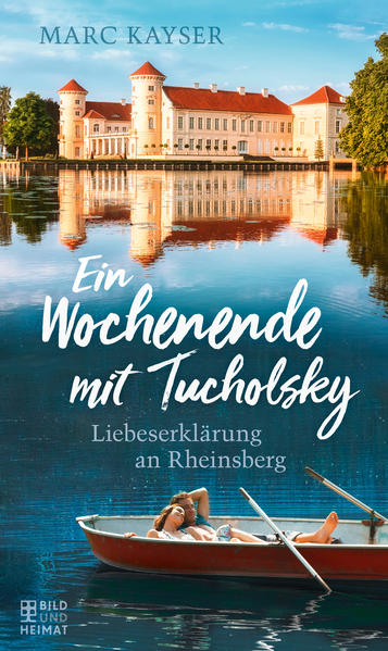 Am 8. Dezember 1921 sinnierte der Publizist Kurt Tucholsky in Die Weltbühne darüber, ob seine Novelle Rheinsberg. Ein Bilderbuch für Verliebte, mit der er 1912 literarisches Terrain betrat, eine ebenso magische Wirkung auf Liebespaare nachfolgender Generationen ausüben würde wie auf seine Zeitgenossen. Er war skeptisch - und sollte Unrecht behalten. Der Schriftsteller Marc Kayser spinnt Tucholskys Gedanken weiter und entsendet Linn und Gilbert, ein gut situiertes Paar mittleren Alters aus Berlin, in das Rheinsberg von heute. Das berühmte Städtchen in der Mark Brandenburg ist nicht mehr der Ort von einst. Und doch blitzt er in Ein Wochenende mit Tucholsky an vielen Ecken auf. Das einzigartige Schloss des Kronprinzen Friedrich und seines Bruders Heinrich