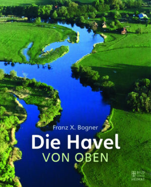 Herrliche Aufnahmen aus der Vogelperspektive des renommierten Luftbildfotografen Franz X. Bogner zeigen den faszinierenden Lauf der Havel von der Quelle bis zur Mündung in die Elbe von oben. Der Autor folgt dem erfreulich naturnahen Fluss- und Ökosystem von seinem ersten Lauf inmitten unzähliger einsamer Seen Mecklenburgs über Neustrelitz, Fürstenberg und Oranienburg bis nach Berlin, wo die Havel mit der Spree den anderen deutschlandweit bekannten Stadtfluss der Hauptstadt aufnimmt. Spektakuläre Aufnahmen rund um Spandau, den Tegeler wie den Wannsee, zahlreichen Inseln, Potsdam, Werder und Brandenburg zeigen bedeutsame historische Altstädte, imposante Stadt- und Wehranlagen, altehrwürdige Sakralbauten sowie immer wieder naturnahe Fluss- und Uferlandschaften aus ungewöhnlichen Blickwinkeln. Im weiteren Lauf erschließen sich neue Perspektiven auf den alten Natur- und Kulturraum erneut durch unzählige Seen (westlich Brandenburgs) über Havelsee, dem Milower Land und Rathenow zur Unteren Havelniederung, dem größten Feuchtgebiet Mitteleuropas, bis zur einmaligen Hansestadt Havelberg. Für Theodor Fontane war die Havel schlicht einer der ganz großen »Kulturströme Europas«, 150 Jahre nach seinen legendären Wanderungen entsteht so in großformatigen Luftbildern und kundigen Texten erneut eine große Liebeserklärung an einen einzigartigen Fluss.