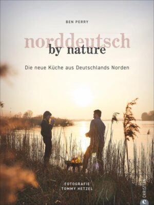 Benjamin Perry ist Koch und vehementer Verfechter einer radikal regionalen und saisonalen Küche. Einer Küche, wie sie schon seine Uroma in Lüneburg pflegte: authentisch, bodenständig und heimatverbunden. Im Nachlass der Großmutter fand er ein handschriftliches Kochbuch der Uroma, ein wahrer Schatz voll mit traditionellen Rezepten. Nun macht er sich im VW-Bully auf, die norddeutsche Küstenregion und die besten Rezepte der Region zu erkunden, und er trifft einige der Leute, die heute diese Küche prägen: Den Apfelbauer aus dem Alten Land, den Fischer mit eigenem Kutter, den Schäfer mit seinen Salzwiesenlämmern, die auf dem Deich grasen, und den Rinderzüchter von der Insel Öhe. Ausgerüstet mit diesen Rezepten und denen seiner Uroma macht sich Benjamin Perry daran, sich den Norden zu erkochen: Tradition trifft Moderne in Norddeutsch by Nature.