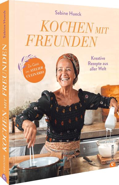 Zu Gast bei Sabine Hueck: Im »Atelier Culinário« freudvolle kulinarische Begegnung erleben Sabine Huecks Berliner Restaurant »Atelier Culinário« ist kulinarischer Treffpunkt für Menschen unterschiedlichster Kulturen, denn ihre köstliche Fusion-Food-Küche feiert wahrlich das Leben und die Freundschaft. Hier wird das Kochen für Gäste und das Essen mit Freunden zelebriert. Verankert in der südamerikanischen und südostasiatischen Küche, werden die Gerichte in diesem ausgefallenen Kochbuch gerne einmal mit einem regionalen Twist versehen. So opulent und doch nachhaltig laden sie Gäste und Leser stets zu einer guten Zeit ein.