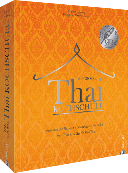 DAS Asia Kochbuch Absolut alles über die thailändische Küche Suchen Sie nach einem Kochbuch, das Ihnen die Grundlagen der thailändische Küche vermittelt? Dann ist Die große Thai-Kochschule das perfekte Buch für Sie! Die Thai-Küche ist bekannt für ihre grandiosen Aromen und frischen Zutaten. Suppen, Salate, Currys, Reis & Nudeln, Fisch, Fleisch und Desserts - von Streetfood bis Gourmetfood zeigt dieses Buch die 100 besten Rezepte, alle Küchentechniken und QR-Codes zu zahlreichen Schritt-für-Schritt-Anleitungen. Optisch ansprechend gestaltet, mit schönen Fotos von jedem Gericht, die Ihnen das Wasser im Mund zusammenlaufen lassen werden. Dazu gibt es viel Hintergrundwissen zur thailändischen Kochkultur und eine ausführliche Warenkunde. Mit diesem Grundkochbuch können Sie die Geheimnisse der thailändischen Küche entdecken und lernen, wie man die köstlichsten Asia Food Gerichte zubereitet. Egal, ob Sie ein erfahrener Koch oder ein Anfänger sind, dieses Buch ist für alle geeignet, die sich für die thailändische Küche interessieren. Tauchen Sie ein in die aromatische Welt der thailändischen Küche und probieren Sie Gerichte wie das würzige Curry mit Schweinebauch und Schlangenbohnen, die knusprigen frittierten Reisbällchen mit Mungbohnen oder die exotische Kombination von Garnelen mit Mango und Zitronengras. Genießen Sie die köstlichen gebackenen Frühlingsrollen, die gebratenen Reisnudeln mit Bohnenpaste oder die in Wantan-Teigblättern gebackenen Garnelen. Probieren Sie auch das authentische Jungle-Curry mit Wildschwein oder die verlockende knusprige Entenkeule in gelbem Curry. Entdecken Sie die Geschmacksvielfalt von Krabben mit Curry und Ei oder die süße Verführung von Mango mit Klebreis. Lassen Sie sich von den mit Glasnudeln gegarten Garnelen oder dem erfrischenden Salat mit zartem Rindersteak begeistern. Und vergessen Sie nicht, das würzige Thai Beef-Jerky zu probieren, eine beliebte Snackoption in Thailand. Mit diesem Buch werden Sie in kürzester Zeit ein Meister der thailändischen Küche sein! Das ultimative Thai Kochbuch: 400 Seiten, 100 Rezepte, Qr-Codes zu Step-by-Step-Anleitungen Lecker asiatisch kochen mit zahlreichen Infos, Glossar und bebilderter Warenkunde Ein Muss für alle Fans der asiatischen Küche und Thai Food