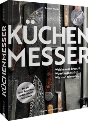 Nicht ohne Grund haben Profi-Köche immer ihr eigenes Set Messer dabei. Denn sie sind das A und O für ein erfolgreiches Gericht. Welches Messer brauche ich und wofür? Was muss ich beim Material beachten? Wie schneide ich richtig? Die Antworten liefert Ihnen Torsten Kluske in diesem Küchenratgeber. Der Messerexperte teilt sein Wissen bereits in den Sozialen Medien und bei seinen Online-Kursen bei "7 Hauben" und jetzt ganz neu auch in diesem Ratgeber. Werden Sie mit diesem Standardwerk zum Messerexperten und bringen Sie Ihre Kochkünste auf das nächste Level. Lernen Sie alles über die verschiedenen Messertypen, ihre Eigenschaften und Verwendungszwecke. Egal, ob Sie bereits ein erfahrener Koch sind oder gerade erst in die Kochwelt einsteigen, wird das Buch eine Bereicherung für Sie sein. 40 leckere Rezepte und verschiedene, detailliert fotografierte und beschriebene Schneidetechniken runden das Erlebnis ab und helfen Ihnen, das erlernte Wissen direkt anzuwenden. Das Buch eignet sich auch perfekt als Geschenk für Freunde und Familie, die sich für Kochen und Küchenmesser interessieren. Ob als Geburtstags- oder Weihnachtsgeschenk, unser Buch ist ein Geschenk, das garantiert Freude bereitet.