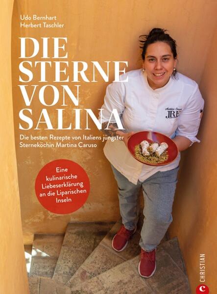 Italienisch kochen mit Italiens jüngster Sterneköchin Martina Caruso Salina, die schönste der Liparischen Inseln, wenn nicht der Welt, ist ein landschaftliches Juwel und kulinarisch ein Geheimtipp. Dieses Buch nimmt uns mit in dieses Paradies, führt uns nach Pollara und in die Küche von Martina Caruso. Mit den typischen Produkten der Region, den weltberühmten Kapern, Zitronen, frischem Fisch und ganz viel Liebe zaubert sie die einzigartige mediterrane Küche Italiens auf den Teller.