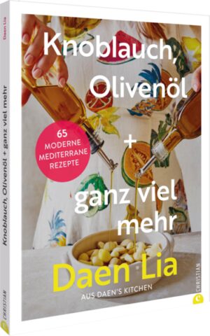 Daen Lia Kelly ist eine der erfolgreichsten Food-Influencerinnen der Welt. Ihre köstlichen mediterranen Rezepte, die sie wöchentlich postet, gehen regelmäßig viral. Sie liebt Knoblauch und Olivenöl, die beiden Zutaten ihres berühmten Knoblauch-Confits - Bestandteil vieler ihrer spanisch-sizilianisch inspirierten Rezepte. Ob Antipasti, Pasta, Fleisch, Geflügel, Gemüse oder Desserts: Diese Rezepte sind unfassbar köstlich.