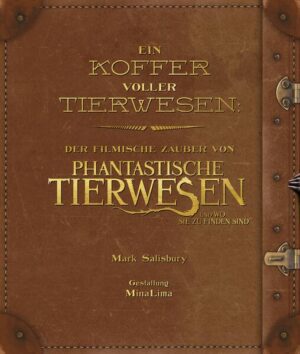 In der ersten Reihe sitzen und die filmische Magie beobachten, mit der J.K. Rowlings Drehbuch auf die Leinwand gebracht wird. Das Reich der phantastischen Tierwesen erforschen, die die Zauberwelt durchstreifen, und Zeuge werden, wie das magische Darstellerteam ihnen dicht auf den Fersen ist. Der filmische Zauber von Phantastische Tierwesen und wo sie zu finden sind bietet überwältigende interaktive Entdeckungen von Filmgeheimnissen, Fotografien, Kunst am Set und Geschichten über Cast und Crew hinter den Kulissen. Mit herausnehmbaren Reproduktionen von Requisiten, eindrucksvollen Grafikentwürfen und ganz besonderen Spezialeffekten gibt dieser Sammelband einen einzigartigen Einblick in die Arbeit des talentierten Filmzauber- Teams. Entworfen von MinaLima, den Designern der grafischen Requisiten der Harry Potter- Filme, und offiziell lizensiert von Warner Bros. Consumer Products.