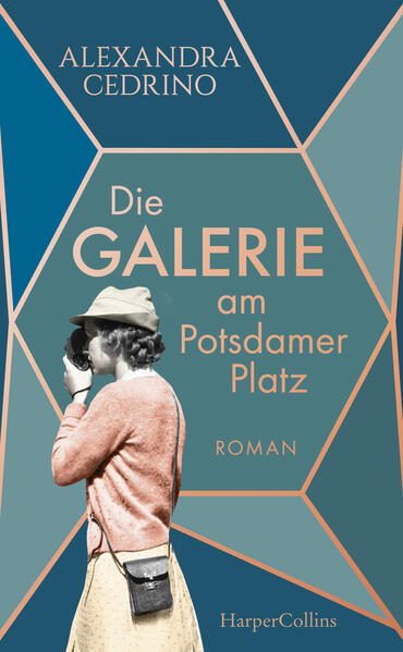 Berlin, 1930: Zwischen zwei Kriegen kämpft eine Frau um ihr neu gewonnenes Leben Die junge Kunststudentin Alice zieht nach dem Tod ihrer Mutter in die Hauptstadt. Sie sucht Anschluss an ihre Familie, einstmals angesehene Kunsthändler, die sie nie kennengelernt hat, trifft aber zunächst nur auf kalte Ablehnung. In der pulsierenden Kunstszene Berlins fühlt sie sich dennoch sofort zu Hause und entdeckt bald ihr Talent als Fotografin. Und sie verliebt sich in den Deutsch-Iren John. Trotz der Widerstände ihrer Großmutter plant sie gemeinsam mit ihren Onkeln, die einst legendäre Galerie der Familie am Potsdamer Platz wiederzueröffnen. Dabei begegnet sie dem Kunstkenner Erik, Erbe einer spektakulären Kunstsammlung. Doch ist er wirklich daran interessiert, ihr zu helfen? Es sind unruhige Zeiten, und der Aufstieg der Nationalsozialisten droht bald ihre Liebe, die Galerie und ihre gesamte Familie in den Abgrund zu reißen ... Alexandra Cedrino, Mitglied der berühmten Kunsthändlerfamilie Gurlitt, lässt die Berliner Kunstszene in den Dreißigerjahren wiederaufleben: schillernd, bewegend und mitreißend! »familiäre Dramen sind […] die Würze in ihrem Debütroman, der trotzdem noch mehr zu bieten hat. […] Der Leser erhält Einblicke in die Kunstszene und die Gesellschaft der frühen 1930er-Jahre.« Süddeutsche Zeitung »Aufregende Familienchronik um eine junge Berlinerin.« Grazia »Alexandra Cedrino zeichnet ein fiktives, aber dennoch authentisches Bild einer Elitenfamilie der Jahre 1930 bis 1933 in Berlin. Und einer jungen Frau, die ihren eigenen Weg sucht und findet, auch wenn er hin und wieder in Sackgassen führt.« Wiener Zeitung