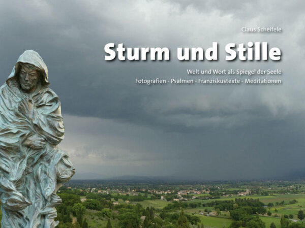 „Sturm und Stille“ ist ein Buch mit faszinierenden Landschaftsbildern, aber kein üblicher Bildband. Die Aufnahmen des immer gleichen Motivs in ganz verschiedenen Stimmungen von Tages- und Jahreszeiten laden dazu ein, sich selbst wie in einem Spiegel wahrzunehmen. Sturm und Stille, heiter und trübe sind ja nicht nur Zustände in der Welt, sondern auch des Herzens. Der Untertitel „Welt und Wort als Spiegel der Seele“ weist auf einen zweiten Weg zur Selbsterkenntnis: das Wort. Zu jedem Bild sind Psalmenverse und Franziskustexte ausgewählt, und P. Claus Scheifele hat dazu einen kurzen meditativen Text verfasst, der eine Brücke schlägt zwischen Bild, Psalmen, Franziskustexten und dem Betrachter. Wer die Geduld aufbringt, bei einem dieser Bilder und Texte ein wenig zu verweilen, kann sich verbunden fühlen mit dem Beter des Alten Testamentes, der seine Not und Freude Gott offenbart, mit dem heiligen Franziskus, dem selbst Seelenstürme nicht fremd waren. Verbunden auch mit dem Menschen unserer Tage, der seine „seelische Wetterfühligkeit“ oft nicht zu deuten weiß und sie häufig nur erleidet. Es ist sicher kein Zufall, dass der Franziskaner P. Claus Scheifele dieses Buch verfasste, war es doch Franziskus selbst, der in seinem Sonnengesang sich mit Bruder Wind und Schwester Wasser verwandt wusste und sich mit ihnen zum Gotteslob verband.