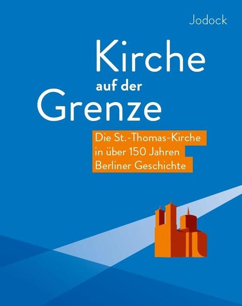 Über 150 Jahre deutsche und Berliner Geschichte rund um eine einzigartige Kirche: Die St.-Thomas-Kirche in Berlin-Kreuzberg stand immer wieder in besonderen Spannungsfeldern und Grenzsituationen. In diesem Buch beleuchtet der Autor und erfahrene Stadtbilderklärer Jodock das räumliche und das geistige Umfeld der St.-Thomas-Kirche. Die große Geschichte des Landes bricht er an den Geschichten um die Kirche auf ein menschliches Maß. Grundfragen an christlich-moralische Vorgaben einer Gemeinde werden verknüpft mit dem Leben der Menschen im Stadtteil. Theodor Fontane, Rio Reiser, Gustav Stresemann, Wim Wenders oder Otto Lilienthal haben einen Auftritt. Die DDR-Mauer, die Hausbesetzer, die türkischen Zuwanderer, die dunklen Hinterhöfe-St. Thomas ist eine Kirche inmitten von Grenzen und Grenzüberwindungen. Die Grenzerfahrungen und Katastrophen der nationalsozialistischen Zeit bis hin zur Gegenwart mit Techno-Musik, neuen Flüchtlingen, Gentrifizierung und Corona-Krise zeigen: Hier finden sich viele Lehrbeispiele unseres Lebens. Geschrieben für Nicht- und Neu-Berliner, für sich in der Geschichte Orientierende, für junge Menschen, für Gläubige sowie kirchlich Ungebundene, kurz: für die Mehrheit der Besucher in der St.-Thomas-Kirche, bietet dieses Lesebuch außerdem historische Leckerbissen für St.-Thomas-Kenner wie auch für Berlin-Unkundige. Lebendige Erzählungen rund um ein großes und besonderes Baudenkmal der deutschen Hauptstadt machen neugierig.