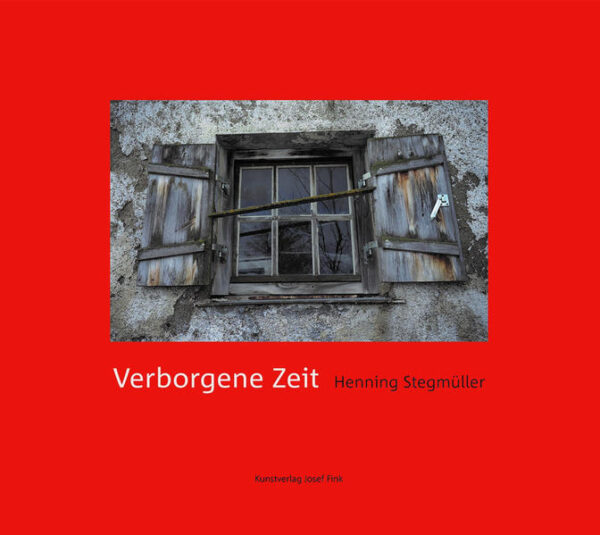 „Verborgene Zeit“ handelt von Menschen, Landschaften-und Votivtafeln. Dieses Buch will an eine Lebensweise erinnern, die wir uns in heutiger Zeit nur noch vage vorstellen können. Henning Stegmüller hat in der kleinen Gnadenkapelle Maria Elend unweit von Dietramszell ein Motiv entdeckt, das befremdlich gegenwärtig erscheint: Votivtafeln, auf denen Menschen in höchster Not himmlischen Beistand erflehen-oder danken, weil sie am Leben geblieben sind. Es ist daraus eine Sammlung von Photographien der Votivtafeln und Landschaften im Umkreis der Kapelle entstanden, die Henning Stegmüller mit Texten zur Thematik konfrontiert. Die Votivtafeln sind seit dem späten 16. Jahrhundert, also auch zu Pest- und Cholerazeiten, entstanden. In vielen Bitten und Danksagungen drücken sich Sorgen und Nöte aus, die in unserer „besonderen Zeit“, wie wir uns angewohnt haben, sie zu nennen, urplötzlich wieder eine spürbare Aktualität haben. Diese Bilder schauen in die Seele der Menschen: Es ist ein uralter, aber aus dieser Perspektive neuer, ein so noch nicht gesehener Blick! Mit dem Blick in die Seelen ergibt sich zugleich ein Stück tiefster Menschheitsgeschichte, die zu unserem großen Erstaunen auf einmal wieder sehr viel näher gerückt ist, gleichsam aus dem Geschichtsbuch ungefragt in unser alltägliches Leben eingewandert ist. In seinen Aufnahmen begegnet Henning Stegmüller den Menschen, Landschaften und Votivbildern voller Respekt. Mit Texten von Gerd Holzheimer, John Berger, Michael Köhlmeier, Ulrich Bräker, Andreas Gryphius u.a.