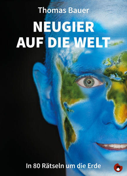 Seien Sie „live“ dabei: Thomas Bauer nimmt Sie in 80 Kurzgeschichten einmal mit um die Welt. In all seinen Texten lässt der viel gereiste Profi-Abenteurer seine Protagonisten selbst erzählen: Eine basisdemokratische Hausbesetzergruppe setzt ein flammendes Manifest auf, eine Hexe schwärmt von ihrer Stadt, ein Blinder beschreibt auf dem Weg zu einem Date die auf ihn einströmenden Eindrücke, eine Fußballspielerin setzt gerade zum Schuss an, als sie sich an ihre letzte Wallfahrt erinnert, ein junger Nerd will mit einer waghalsigen Aktion seinen Schwarm beeindrucken, … In welchem Land wir uns jeweils befinden? Finden Sie es heraus und sammeln Sie möglichst viele Punkte! „Neugier auf die Welt“ vereint Unterhaltung, Information und den Spaß am Rätseln. Lassen Sie sich von Thomas Bauer mit viel Humor und Hintergrundwissen an 80 einzigartige Orte entführen. Das Besondere ist: Er hat sie alle besucht, teilweise länger dort gelebt. Eine Hymne auf das Unterwegssein, ein Buch für und zugleich gegen das Fernweh, für Reiselustige, „Lieber-Zuhause-Bleiber“ und Neugierige. Inklusive Fototeil, Einleger, digitalen Inhalten und Audio-CD. „Bauer ist ein neugieriger Pilger, der wissen will, wie weit ihn seine Füße tragen.“ – taz „Abenteuerreisen und darüber schreiben – das ist sein Ding.“ – Süddeutsche Zeitung „Da möchte man gleich mit weg.“ – Georg Patzer, Stuttgarter Zeitung