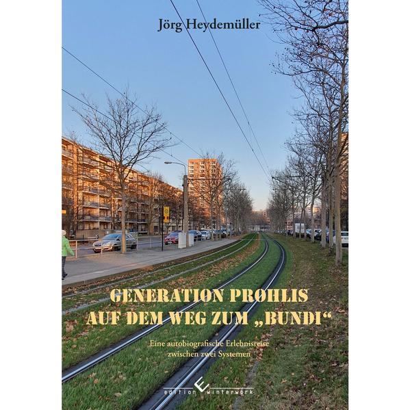 Für Frieden und Sozialismus: „Seid bereit!“ „Immer bereit!“ Das wird dem Pionier, Jahrgang 1977, nie aus dem Kopf gehen. Die heile, intakte und überwachte Welt der Generation Prohlis im Dreißigtausend-Einwohner-Neubaugebiet in Dresden, gepaart mit dem Wunsch nach einem westlichen Lebensstandard mit Konsumartikeln und Freiheit. Doch plötzlich und unerwartet findet die Transformation in ein neues System statt. Das Halstuch will niemand mehr tragen und fortan soll nur noch die Marke des Turnschuhes wichtig sein. Anstatt Fahnenappelle für alle nun Hockstrecksprünge für die Schwächsten auf dem Schulhof. Wie hat die Generation Prohlis aus den 80er Jahren den Wandel verkraftet und wie geht es ihr dreißig Jahre später? Eine persönliche, autobiografische Erlebnisreise liefert Antworten.