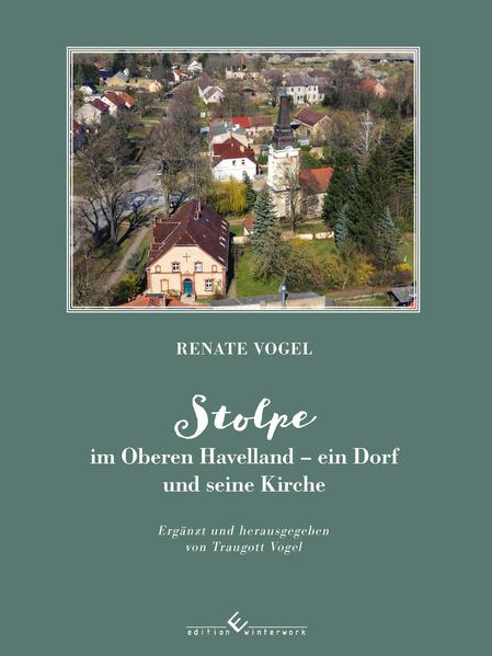 Gerade seit 800 Jahren besteht das Bauerndorf Stolpe nach allem, was man aus der frühen Siedlungsgeschichte folgern kann. Zwei Generationen später wurde die Feldsteinkirche errichtet, deren schöner Turm freilich erst im frühen 19. Jahrhundert dazukam. Als der Gutsherr in Schönfließ 1907 ein großes Areal an den Fürsten von Donnersmarck verkaufte, der darauf die Gartenstadt Frohnau anlegen ließ, ahnte niemand, dass die dadurch entstandene Grenze zwischen Frohnau und Stolpe nach dem II. Weltkrieg einmal zur Frontlinie zwischen den beiden Blöcken im Kalten Krieg gehören würde. Noch im Herbst 1945 hatten die sowjetischen Behörden den ganzen Ort Stolpe der französischen Verwaltung in der Viermächtestadt übergeben, weil diese auf dem Stolper Feld einen Flugplatz bauen wollte. Drei Jahre später war die Zeit für solches Entgegenkommen vorbei, und die Vereinbarung wurde rückgängig gemacht. Renate Vogel, Pastorin in Stolpe, wollte im Ruhestand in einem Buch von den großen Epochen und von den kleinen Episoden in der Geschichte des Dorfes erzählen. Krankheit und Tod haben die Vollendung verhindert. Dr. Traugott Vogel, ihr Ehemann, hat die Skizzen ergänzt. Die Kirchengemeinde im III. Reich, deren Situation vor und in der Wende und eine Beschreibung des Inventars der Kirche sind die umfangreichsten Kapitel geworden.