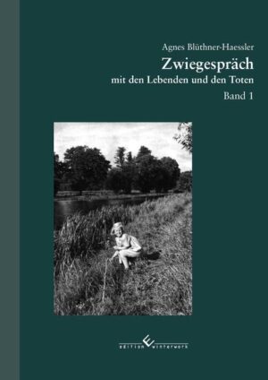 Mit den Lebenden und den Verstorbenen ihrer weitverzweigten Familie in ein Zwiegespräch zu treten, ist das Ziel dieser ungewöhnlichen Familiengeschichte und die Idee der Autorin Agnes Blüthner-Haessler. Sie formuliert „Meine Absicht ist es, Mythen und Geschichten, die eine Familie ausmachen, in eine spannende Form zu bringen“. Dabei geht die Autorin unkonventionell vor. Nach allen Seiten ausgewogene, historisch lückenlose Darstellungen sind ihre Sache nicht. Die Vielfalt, die Gegensätze und Widersprüche, Verirrungen und Abbrüche, aber auch Hochzeiten des Lebens und Emotionen der Mitglieder der Familie werden betrachtet. Wie bei der Arbeit eines Malers, der mit jedem Pinselstrich und der Farbwahl ein Bild schrittweise gestaltet, werden diese Elemente zu einer Gesamtkomposition zusammengetragen. Im Fokus stehen die Lebenden und die Verstorbenen mehrerer Generationen sowie sie selbst. Dabei werden keine Tabus umschifft und unbequeme Themen ausgelassen, denn die Autorin leuchtet auch in vermeintlich dunkle Ecken, manchmal übertreibt sie dabei, um beim Leser Widerspruch zu wecken. Sie will damit zum Reden anregen und zum Eintritt in Dialoge über die Persönlichkeiten der Handelnden, was sie angetrieben, glücklich gemacht, geängstigt oder gequält hat. Dabei entstehen, unterstützt durch Fotos, auch Zeitdokumente, die über das Familiengeschichtliche hinaus auch Einblicke in das Umfeld und die Zeit- und Lebensumstände, in denen die Generationen der Familie leben oder gelebt haben, gewähren. Auch für Nichtfamilienmitglieder entstehen so lebendige historische Bilder. Der Satz „Wie komme ich dazu, dass nachzudenken und zu glauben, was andere wollen, das ich denken und glauben soll“ brachte die in einer christlich-bürgerlichen Professorenfamilie 1948 geborene und in der DDR aufgewachsene Autorin schnell in Konflikt mit der herrschenden Staatsideologie. Nach Abitur und Studium der Zahnheilkunde in Dresden floh sie deshalb 1975 illegal in den Westen Deutschlands zusammen mit ihrem Ehemann, der aus der Klavierbauerfamilie Julius Blüthner in Leipzig stammt. Als Fachzahnärztin für Kieferorthopädie führte sie eine eigene Praxis im Rheinland. Der Fall der Mauer 1989 eröffnete ihr und ihrem Mann nach beendeter Berufstätigkeit den Weg zurück in ihre Lieblingsstadt Dresden. Hier verstarb Agnes Blüthner-Haessler im Jahr 2021 nach schwerer Krankheit, die sie seit Jahrzehnten begleitete. Auch ihr eigener Lebensweg, spannungsreich wie ein Krimi, ist Bestandteil dieser zweibändigen Fibel über eine deutsche Familie, betrachtet über zweihundert Jahre.