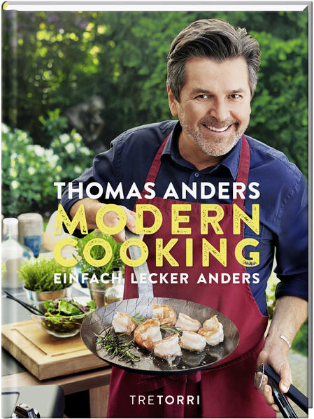 DAS LEBEN LIEBEN UND GENIESSEN! Thomas Anders wechselt für sein erstes Kochbuch vom Ton- ins Kochstudio. Der leidenschaftliche Hobbykoch zelebriert dort seine regionale Allroundküche mit mediterranem Einfluss und macht den Genuss zum Star! Rezeptideen findet der sympathische Sänger on Tour auf der ganzen Welt. Reiseentdeckungen, Geschmackserlebnisse, exotische Zutaten und Gewürze überträgt er auf die heimische Küche und schafft einen Mix aus vertrauten Basics und spannenden Einflüssen. Mit rund 80 Rezepten und zahlreichen Fotos, gewährt er nicht nur Einblicke in seine kulinarische Welt, sondern auch in seine Lebensmittelpunkte Ibiza und Deutschland. Ob hauseigenes Insel-Dressing, Hähnchen-Erdnuss-Gulasch oder Orangen-Zander mit Apfel-Lauch-Gemüse Thomas Anders beweist echten Kochstil!