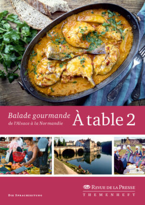 À table 2 - Balade gourmande de l’Alsace à la Normandie Man nehme: 8 französische Regionen, das Savoir-faire unserer Rezeptautorin Madame Seidel-Guinebretière, garniere es mit viel französischem Flair und schmecke das Ganze mit wohldosierten deutschen Wortübersetzungen ab. Begleiten Sie uns in „À table 2“ auf unseren kulinarischen Streifzügen durch Frankreich und entdecken Sie ausgesuchte regionale Spezialitäten zum Nachkochen. Wie wäre es zum Beispiel mit einer Bouillabaisse am alten Hafen von Marseille? Oder mit einer Galette in einer bretonischen Crêperie? Machen Sie es wie die Normannen! Verfeinern Sie Ihre Gerichte mit einer herrlich cremigen Käsesoße. Et voilà, c’est prêt!