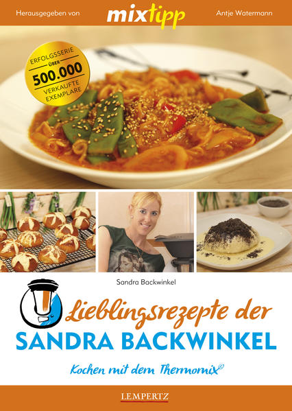 MIXT DU SCHON? Sandra Backwinkel - das ist doch die charmante Youtuberin und Bloggerin, die schon über 100 Rezeptvideos ins Netz gestellt hat! Gemeinsam mit dem Team mixtipp bringt sie nun ihr erstes Kochbuch heraus: Hier erwartet dich eine bunte Mischung aus alltagstauglichen Leckereien wie Suppen, Desserts und Salaten - aber auch Hauptgerichte, Smoothies, Dips, Konfitüren und Brot kann die Thermo Turbomixe! Seit einigen Jahren kocht Sandra Backwinkel begeistert mit ihrem Thermomix und nutzt ihn täglich. Suchst du nach ein wenig Abwechslung beim alltäglichen Kochen mit dem Thermomix? Mit Rezepten wie Balsamico-Linsen, Grüner Smoothie, Eiweißbrot, Laugenbrötchen, Chicken Tikka Masala und Bircher Müsli hat die Langeweile keine Chance. Wenn es zwischendurch mal etwas Süßes sein darf, dann verwöhne dich mit Oreo-Keks-Eis, gebrannten Mandeln oder einer leckeren Schokomousse. Wie immer sind die Rezepte sowohl mit dem TM 31 als auch mit TM 5 zuzubereiten. Viel Spaß beim Nachkochen!