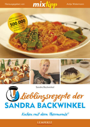 MIXT DU SCHON? Sandra Backwinkel - das ist doch die charmante Youtuberin und Bloggerin, die schon über 100 Rezeptvideos ins Netz gestellt hat! Gemeinsam mit dem Team mixtipp bringt sie nun ihr erstes Kochbuch heraus: Hier erwartet dich eine bunte Mischung aus alltagstauglichen Leckereien wie Suppen, Desserts und Salaten - aber auch Hauptgerichte, Smoothies, Dips, Konfitüren und Brot kann die Thermo Turbomixe! Seit einigen Jahren kocht Sandra Backwinkel begeistert mit ihrem Thermomix und nutzt ihn täglich. Suchst du nach ein wenig Abwechslung beim alltäglichen Kochen mit dem Thermomix? Mit Rezepten wie Balsamico-Linsen, Grüner Smoothie, Eiweißbrot, Laugenbrötchen, Chicken Tikka Masala und Bircher Müsli hat die Langeweile keine Chance. Wenn es zwischendurch mal etwas Süßes sein darf, dann verwöhne dich mit Oreo-Keks-Eis, gebrannten Mandeln oder einer leckeren Schokomousse. Wie immer sind die Rezepte sowohl mit dem TM 31 als auch mit TM 5 zuzubereiten. Viel Spaß beim Nachkochen!