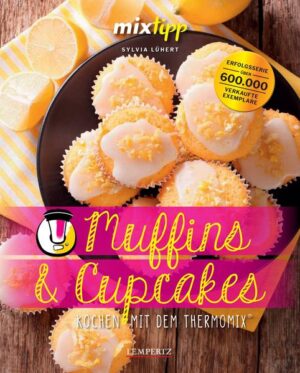 Ob Kaffeeklatsch, Kindergeburtstag oder Bürofeier - Muffins und Cupcakes sind leckere, kleine Versuchungen, die jedes fröhliche Beisammensein zu etwas Besonderem machen. Sie sind ideal als kleiner Snack zum Mitnehmen, aufsehenerregend als Geschenk oder auch mal ein perfektes Frühstück. Egal ob aufwendig dekoriert oder schlicht köstlich, die locker-leichten, saftigen Kuchen sind immer ein Genuss. Probiere dich durch die über 40 leckere Rezepte unserer Autorin Sylvia Lühert und staune über die Vielseitigkeit der kleinen Köstlichkeiten. Sie sind mit deinem TM31® oder TM5® so einfach und schnell zubereitet, dass du nicht genug bekommen wirst. Versprochen!