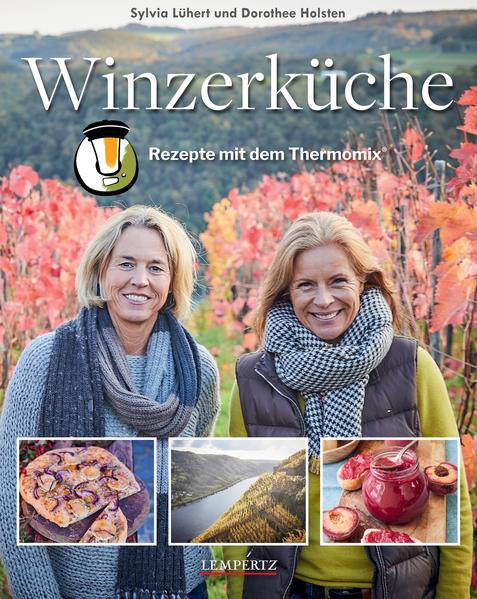 Sylvia Lühert und Dorothee Holsten eint so einiges: Sie verbindet eine enge Freundschaft, sie wohnen an der herrlichen Terrassenmosel bei Koblenz, kochen leidenschaftlich für das MIXX-Magazin und lieben die deftige Winzerküche. Doch lassen sich die traditionellen Gerichte aus Straußenwirtschaft, Weinberg & Co. in modernes Kochen mit dem Thermomix® übersetzen? Dieses Kochbuch beweist es: Was laut Zeitachse erst einmal widersprüchlich wirkt, bringen die beiden auf delikate Weise zusammen. Teils historisch überlieferte Rezepte kommen in diesem Kochbuch pfiffig verfeinert daher, regionalen Produkten wurde das Feinschmecker-Krönchen aufgesetzt. Riesling, Weinbergspfirsich und Trester helfen dabei. Und natürlich der Thermomix® als geschätzter Dreh- und Angelpunkt für modernes Kochen. Du wirst die Rezepte lieben!