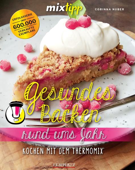 Gesunder Genuss ohne Reue! Bereits in ihrem ersten mixtipp-Kochbuch „Gesundes Backen“ stellte unsere Autorin Corinna Nuber unter Beweis, dass süße gebackene Leckereien auch sehr gut mit der Hälfte der angegebenen Zuckermenge auskommen und trotzdem richtig lecker schmecken. In diesem mixtipp-Band stellt uns Corinna Nuber noch viel mehr tolle Rezepte vor, die man rund ums Jahr genießen kann und auch darf. Denn für die Zubereitung ihrer Naschereien benötigt man keinerlei industriell hergestellten Zucker. Süß und schmackhaft gelingen sie mit gesunden Zutaten und natürlichen Süßungsmitteln wie Honig, Ahornsirup oder Datteln.