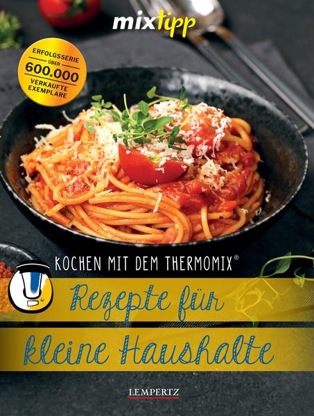 Ob allein oder zu zweit, die Zeit der Fertiggerichte ist vorbei! Das Kochbuch für die kleinen Haushalte ist da! Die Zahl der kleinen Haushalte nimmt kontinuierlich zu und hier kommt nun das passende Thermomix®-Kochbuch dazu. Die leckeren Rezepte zeigen wie man beliebte Klassiker und Lieblingsgerichte in kleinen Mengen zubereitet. Aber darüber hinaus gibt es auch viel Neues zu entdecken z. B. das Mejadra - ein orientalisches Reis-Linsen-Gericht. Die Urlaubserinnerungen werden bei einem Geschnetzelten "Phuket Style" wieder wach und es gibt viel tolle Ideen für ein Dinner für Zwei. Den süßen Abschluss bilden köstliche Desserts und leckeres Gebäck. Alle Gerichte lassen sich leicht zubereiten und zeigen wieviel Spaß selberkochen macht. Los geht's und guten Appetit!!!