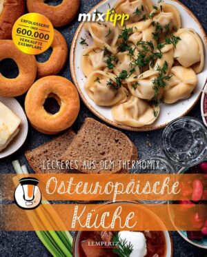 Die osteuropäischen Staaten sind unsere Nachbarn, doch ist dir bewusst, was die ganzen Kulturen ausmacht? Einige Gerichte der osteuropäischen Küche sind mit Sicherheit ein Begriff: Pierogi, Borschtsch, Schaschlik, Blini usw. Doch die slavische Küche ist ausgefallener, als man denkt. Viele Gerichte teilen sich die Länder, verfeinern diese aber nach ihrer speziellen Art. Andere Gerichte wiederum sind lediglich in einer Region aufzufinden. In diesem Buch wollen wir dir die Vielfalt der osteuropäischen Küche zeigen. Ob Cevapcici vom Balkan, Soljanka aus Russland oder Baumkuchen aus dem Baltikum, tauche mit uns ein in die regionalen Spezialitäten der osteuropäischen Küche. Die Rezepte sind wie immer ganz einfach im Thermomix® zuzubereiten.