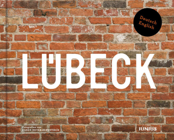 Eine traditionsreiche Stadt mit imposanten Kaufmannshäusern, gotischen Kirchen und Mauern aus Backstein – das ist Lübeck. Umgeben ist die stolze Stadt von viel Wasser und Grün in allen Schattierungen. Diese Mischung vor allem in und um die Altstadt macht das lebendige und vielfältige Leben in der Hansestadt an Trave und Wakenitz aus: Kultur und Geschichte aus acht Jahrhunderten, die verkehrsberuhigten Altstadtstraßen, in denen sich genüsslich flanieren und in individuellen Läden einkaufen lässt, außerdem sonnige Plätze, die am Wasser zum Sitzen und Genießen einladen – Lübeck ist fraglos ein attraktiver Ort. Und nicht zu vergessen ist Travemünde mit seinen Stränden und Promenaden, auch dorthin zieht es Menschen im Sommer wie im Winter. Dieses großformatige Buch präsentiert mit über 250 Aufnahmen von Karen Meyer-Rebentisch einen abwechslungsreichen Blick auf Lübeck. Mit ihren Fotografien erschließt sie die vielen Seiten der Stadt auch jenseits der touristischen Perspektiven und bringt sie auf sensible Weise zum Sprechen. Behutsam und unaufdringlich vertieft sie den Blick auf die Farben der Steine, des Wassers und des wechselnden Lichts. Aus der genauen Kenntnis ihrer Stadt und der Neugier auf die Menschen in ihr gestaltet Karen Meyer-Rebentisch mit ihren Fotos ein breites und facettenreiches Panorama Lübecks.