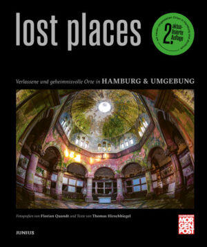 Lost Places: So nennt man aufgegebene, verlassene Orte, die manchmal von der Natur überwuchert und oft kaum mehr zugänglich sind. Nicht selten handelt es sich dabei um alte Industrieanlagen, um ehemalige Sanatorien und Bunker, aber auch herrschaftliche Villen und Hotels sowie verwunschene Bauernhöfe gehören dazu. Auf die Betrachter üben die Ruinen einen großen Reiz aus, laden sie doch zur Erkundung der örtlichen Geschichte ein und bieten besondere Fotomotive von morbidem Charme. Für »Urban Explorer«, die sich ständig auf der Suche nach Neuentdeckungen verlassener Orte im Stadtraum befinden, sind Lost Places dagegen vor allem Plätze, an denen die Lust am Verbotenen ausgelebt werden kann, auch wenn dabei stets der Ehrenkodex gilt: »Nichts mitbringen, nichts mitnehmen.« Im dicht besiedelten Hamburg, wo fast jede freie Fläche schnell bebaut wird, sind Lost Places flüchtige Orte. Aber auch hier gibt es einige Stätten der Vergangenheit, die schon seit langem sich selbst überlassen sind und an denen die Elbmetropole wie eine Geisterstadt wirkt. Für die MOPO machen sich Thomas Hirschbiegel und Florian Quandt regelmäßig auf Entdeckungstour in Hamburg und Umgebung und stellen den Lesern Woche für Woche bekannte und unbekannte Lost Places vor: Ob das Mausoleum Schröder auf dem Ohlsdorfer Friedhof, die »New York Hamburger Gummi-Waaren Compagnie« in Harburg oder das Überseezentrum im Hafen – dieses Buch versammelt die besten und für die Nachauflage zahlreiche neue Funde der Serie.