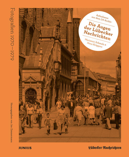 Lübeck in den 1970er Jahren: Nach einem Jahrzehnt mit umfangreichem Straßen- und Brückenbau gehen die großen Bauprojekte zu Ende. Die Stadt ist autogerecht geworden, aber in der Ölpreiskrise 1973 bleiben auch in Lübeck die Autos an mehreren Sonntagen stehen. Und erstmals erhebt sich Protest gegen den Abriss alter Häuser. Ein Umdenken beginnt, einzelne Sanierungen erfolgen schon vor dem Europäischen Denkmalschutzjahr 1975. Mit dem ersten Altstadtfest im selben Jahr wird die »Wiederentdeckung« des historischen Zentrums als vielfältiger und erhaltenswerter Lebensraum gefeiert, während mit dem Bau des Hotel Maritim in Travemünde die Betonvisionen von Lokalpolitikern und Investoren einen unübersehbaren Triumph erleben. Die Grenze zur DDR öffnet sich mit dem »Kleinen Grenzverkehr« ab 1973 ein wenig, aber auch nur einseitig. Der Schneewinter 1978/79 und der Auftritt der ersten Punks markieren das Ende des Jahrzehnts. Dieses Buch setzt die ersten beiden Bände mit Lübeck-Fotografien von Hans Kripgans aus den 1950er und 1960er Jahren fort. Kripgans und seine jungen Kolleginnen Marianne Schmalz und Alice Kranz-Pätow begleiteten für die Lübecker Nachrichten das Leben der Stadt. Kaum ein Tag verging, an dem kein Bild entstand. Zusammen schufen die drei als aufmerksame Augenzeugen ein dichtes optisches Archiv vom Leben in Lübeck.