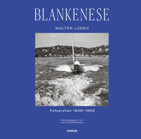 Knapp zwei Jahrzehnte hat der Hamburger Fotograf Walter Lüden (1914–1996) »seine« Stadt mit der Kamera porträtiert, von 1947 bis Mitte der 1960er Jahre. Seine qualitätvollen und vielfältigen Aufnahmen erschienen in Zeitschriften und vielen Hamburg-Büchern. Auch in Blankenese, wo er mehrere Jahre wohnte, war Lüden häufig mit seiner Leica oder der Hasselblad unterwegs. Erstmals erscheinen jetzt seine Aufnahmen von Hamburgs schönster Tochter an der Elbe ausgewählt und gesammelt in einem Buch. Sie zeigen einen Stadtteil, der durch den Krieg kaum an Attraktion verloren hatte und für die Hamburgerinnen und Hamburger schnell wieder zum nahen und erreichbaren Sehnsuchtsort wurde. Lüden fing das Licht Blankeneses ein: auf den Uferwegen, im und über dem Treppenviertel, in den Parks und Gärten des Stadtteils. Zwischen den bekannten Blicken auf den Süllberg und über den Süllberg finden sich viele Alltagsszenen, von Kindern zwischen den verschachtelten Häusern, von Läden, von Parks, in denen die Stadt weit weg ist, vom Strand, wo die elbwärts fahrenden Dampfer das Fernweh schüren – schon immer war Hamburg nirgendwo mehr Süden als in Blankenese.