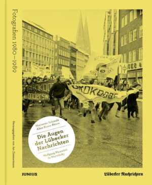 Lübeck in den 1980er Jahren: Während die Sanierung der Altstadt Fortschritte macht und einige Häuser aus Protest gegen den Leerstand besetzt werden, gerät die Lübecker Industrielandschaft unter Druck. 1981 meldet die Metallhütte Konkurs an, 1986 schließt die Schlichting-Werft, 1987 endet der Schiffbau bei der Lübecker Maschinenbau Gesellschaft. In die bundesweiten Schlagzeilen kommt Lübeck mit dem Fund eines Goldschatzes an der Obertrave – und der Selbstjustiz von Marianne Bachmeier, die den Mörder ihrer Tochter im Gerichtssaal erschießt. Unterdessen ziehen die Grünen in die Bürgerschaft ein und präsentieren Popper und Punks ihre neue Haarpracht. Kurz vor Ende des Jahrzehnts öffnet sich die Mauer, die Lübeck für vier Jahrzehnte zur einzigen Großstadt an der innerdeutschen Grenze gemacht hatte. Der Duft der Zweitaktmotoren erfüllt die Straßen Schlutups und der Altstadt – das Ende der deutschen Teilung ist in Lübeck hautnah spürbar, wie die Fotografinnen und Fotografen der »Lübecker Nachrichten« in unzähligen Fotos festhalten. Kam die Zeitung bis in die 1960er Jahre noch mit einem festangestellten Fotografen aus, sind es nun drei Frauen und ein Mann: Marianne Schmalz, Alice Kranz-Pätow, Jo Marwitzky und der noch junge Wolfgang Maxwitat. Eine Auswahl ihrer Aufnahmen zeigt dieser Band, der an die drei Bände über Lübeck von Anfang der 1950er bis Ende der 1970er Jahre anschließt.