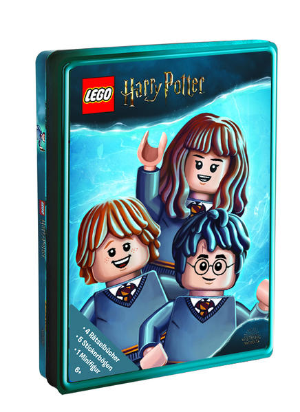 Mit der LEGO® Harry Potter™ Minifigur „Dumbledore“ auf Zauberermission Spielen, rätseln und lesen mit LEGO® Harry Potter™ In der hochwertig gestalteten Metallbox finden Fans von LEGO® Harry Potter™ vier Rätselhefte voller Spaß, Missionen und kniffligen Aufgaben aus der magischen Welt. Detailgetreue Zeichnungen der Harry Potter™ Charaktere und bekannte Szenen aus den Filmen laden ein zu einer Reise durch die Wizarding World. Viele Aufgaben lassen sich mit den beigelegten, wieder ablösbaren Stickern bewältigen. Mit der LEGO® Minifigur „Dumbledore“ kann losgerätselt werden. Die LEGO® Harry Potter™ Rätselbox eignet sich für Kinder ab 6 Jahren und ist immer eine tolle Geschenkidee. Copyright © 2020 Warner Bros. Entertainment Inc. WIZARDING WORLD characters, names, and related indicia are © & ™ Warner Bros. Entertainment Inc. WB SHIELD: © & ™ WBEI. Publishing Rights © JKR. (s20) LEGO, the LEGO logo, the Brick and Knob configurations and the Minifigure are trademarks of the LEGO Group. ©2020 The LEGO Group. Produced by AMEET Sp. z o.o. under license from the LEGO Group