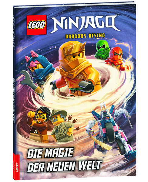 Die Welt von Ninjago steht Kopf Spannendes Lesebuch Treue Ninja- Fans erwarten neue aufregende Geschichten aus dem LEGO® NINJAGO® Universum! Denn eine neue Ninja- Generation wächst heran und muss sich beweisen. Für die tapferen Ninja- Helden ist nichts mehr wie es vorher war: Alle bekannten Reiche sind auf mysteriöse Weise mit der Welt von Ninjago verschmolzen. Das bringt einige Herausforderungen mit sich. Neue wie auch alte Helden müssen nun ihren Weg in der neuen Welt finden. So jagt der Entdecker Kevin Kiesel verschollenen Artefakten hinterher, die durch die Verschmelzung der Reiche wieder aufgetaucht sind. Währenddessen arbeiten die Nachwuchs- Ninja Sora und Arin an einem Mech, mit dem Sora ein Rennen gewinnen will. Lloyd und Kai versuchen, die Risse im Boden, die durch das Erdbeben während der Verschmelzung verursacht wurden, zu versiegeln. Kinder ab 6 Jahren können hier ihre Helden bei drei abgeschlossenen Abenteuern begleiten! Dabei werden die von Hand illustrierten bunten Szenen im Buch die Herzen der Ninja- Fans höherschlagen lassen. LEGO, the LEGO logo, the Brick and Knob configurations, the Minifigure and NINJAGO are trademarks of the LEGO Group. ©2023 The LEGO Group.