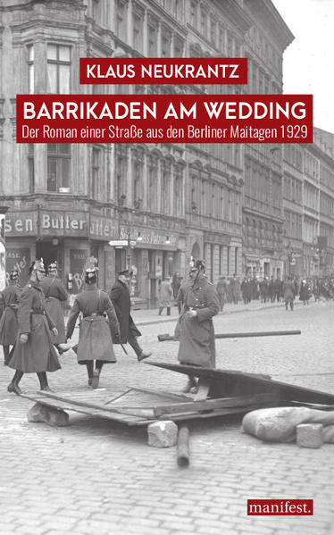 Mit dem Erscheinen der Serie Babylon Berlin hat das Interesse nicht nur an Berlin selbst, sondern insgesamt am Jahr 1929 erheblich zugenommen. Die Serie spielt zur Zeit der Ereignisse des „Blutmai“, der im Verlauf immer wieder eine Rolle spielt. Die filmische Aufarbeitung gibt die Tage um den 1. Mai aus Sicht der Berliner Polizei wieder und deutet an, wie planmäßig das gewalttätige Vorgehen gegen die Arbeiter*innen war. Das 1931 erschienene Buch Barrikaden am Wedding beschreibt die Ereignisse aus dem Herz des »Roten Wedding« und der Sicht der kämpfenden Arbeiter*innen. Schonungslos wird in diesem Tatsachenroman der heroische Widerstand gegen die wütenden Polizeitruppen beschrieben. Diese gingen mit massiver Gewalt auf die Demonstrationen der Arbeiter*innen los, die sich dem von der SPD erlassenen Verbot der Umzüge am Kampf- und Feiertag der Arbeiter*innenklasse international nicht beugen wollten. Das Ergebnis dieses Bürgerkriegs gegen die Ärmsten der Stadt waren 33 Tote, tausende von Verletzten und eine Welle der Solidaritätsstreiks, die die gesamte Weimarer Republik erfasste.