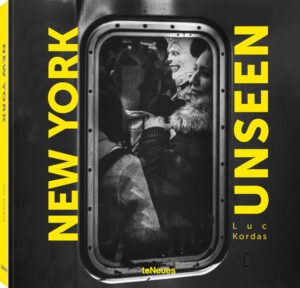 Format: 22 x 22 cm, 208 Seiten Eine einzigartige Fotosammlung des echten, authentischen New Yorks - abseits ausgetretener Touristenpfade Kein Bildband über New York wirft einen so authentischen Blick auf die Menschen, die Straßenzüge, die Architektur der Weltmetropole - New York, eine der beeindruckendsten Metropolen unserer modernen Zivilation, festgehalten in einem Bildband der ganz besonderen Art. Luc Codas zeigt den Big Apple an der amerikanischen Ostküste von einer Seite, wie ihn sonst nur Einheimische erleben. Authentische Menschen in ihrem Alltagsleben, die Schönheit von Queens und Staten Island, Hinterhöfe und Seitenstraßen der Bronx und Brooklyn, festgehalten in spannenden schwarz-weiß Fotografien. Das perfekte Coffee-Table Book für alle New York Fans.