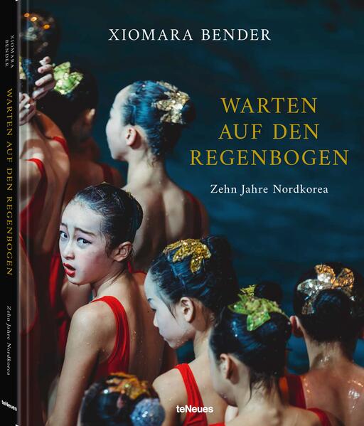 Sprachen: Englisch & Deutsch - XXL Format: 27,5 x 34 cm Die Bilderserie der preisgekrönten Fotografin Xiomara Bender kommt dem wahren Nordkorea näher als jedes andere Buch zuvor. Ein tiefer, nie zuvor gesehener Einblick in das Alltagsleben in Nordkorea Endlich wirft ein Bildband einen Blick auf die Menschen eines Landes, das vor allem eines ist: unbekannt Es gibt wenige Länder auf der Welt, die so verschlossen sind, dass praktisch niemand von außen einen Einblick erhält. Nordkorea gehört mit Sicherheit zu den abgeschottetsten. Die seit Generationen von derselben Herrscherfamilie regierte Diktatur verbietet nahezu jeglichen Kontakt über die Landesgrenzen hinaus und isoliert damit 26 Millionen Einwohner vom Rest der Menschheit. Umso wertvoller ist deshalb der Bildband „Warten auf den Regenbogen“ von Xiomara Bender, der sich auf eine ergreifend ehrliche Art mit dem koreanischen Landesteil auseinandersetzt. Die Autorin zeigt das Leben und den Alltag der Menschen dieses Landes, das kaum jemand kennt. Sie möchte aufmerksam machen, auf die vielen Schicksale und auf die Veränderungen der letzten Jahre, die in dieser strengen Diktatur nur in leisen Mikroschritten möglich sind. Auf Ihrer fotografischen Reise durch die Zeit können ihre Leser:innen diesen Wandel, der Hoffnung weckt, miterleben. Menschen, die im Laufe des Buches selbstbewusster erscheinen, Lächeln, das sich in Lachen wandelt, Kleidung, die nach und nach mehr von modischen Aspekten, als von Uniformiertheit bestimmt ist. All das zeigt uns die Autorin in emotional stimmigen Bildern. Neun Reisen in knapp zehn Jahren hat Bender nach Nordkorea unternommen und dabei diese einzigartige Fotodokumentation mitgebracht. Die preisgekrönte Künstlerin möchte mit ihrem Werk die ignorante Kultur des Wegsehens der ganzen Welt in Bezug auf Nordkorea durchbrechen und ohne Rüge den Blick auf den ungeschminkten Alltag der dort lebenden Menschen und ihrem staatlich orchestrierten Tagesablauf lenken. Neben den berührenden Bildern regt die Autorin in vielen Kurztexten zum Nachdenken an, ohne dabei lehrmeisterhaft zu wirken. Ihre Sprache ist die Kunst, die sich demjenigen öffnet, der den Zugang frei macht.