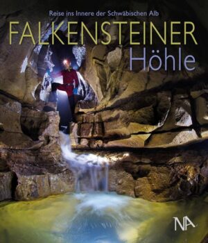 Expedition Höhle Sie wurde im Oktober 2019 als Geopoint des UNESCO-Geoparks ausgewiesen – die Falkensteiner Höhle. Ihr beeindruckendes Portal lockt seit jeher Menschen von nah und fern und befl ügelt Fantasien und Legendenbildungen. Dieser Band führt den Betrachter in aufregenden Bildern vom eindrucksvollen Portal bis tief hinein ins Innere dieser einzigartigen wasseraktiven Höhle. In spannenden Essays wird die wechselvolle Geschichte der Höhle erzählt, von den Goldgräbern des 18. Jahrhunderts bis hin zu den abenteuerlichen Entdeckungsfahrten der neueren Zeit, inklusive der packenden Berichte jüngster dramatischer Bergungsaktionen, bei denen vom Hochwasser Eingeschlossene oftmals tagelang auf ihre Rettung warten mussten. Zahlreiche Infoboxen vermitteln ergänzendes Hintergrundwissen. Sei es zur Entdeckungs- und Forschungsgeschichte oder zu auffälligen Formationen in der Höhle. Ein abschließender Anhang informiert zu Themen wie Sicherheit, Fotografie, Geologie und Frühgeschichte. Vor allem aber begeistert der Band durch seine einzigartigen Naturaufnahmen. Namhaften Höhlenfotografen ist es in vielen, teilweise entbehrungsreichen Touren unter Tage gelungen, eine umfassende, äußerst ästhetische Gesamtschau zusammenzutragen. Farben und Formen, die begeistern. So schön, wie nur die Natur sie schafft!