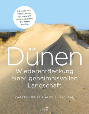 Im Wattenmeer der Nordsee erstreckt sich das silberne Band der Küstendünen über 200 Quadratkilometer. Das nördliche Drittel der Silberkette beschreibt dieses Buch. Hier gibt es die breitesten Strände und höchsten Dünen, und nur hier dürfen sich die drei großen Wanderdünen frei bewegen. Weite Strände und Dünen säumen die oft stürmische Küste von Sylt bis St. Peter-Ording und bis Blåvands Huk im Norden. Um alles über natürliche und unnatürliche, junge und alte, weiße, grüne, braune und bebaute Dünen zu erfahren, kann es keinen besseren Küstenabschnitt geben. Die Autoren haben diese Landschaft von oben gesehen. Sieben Flüge haben sie über Langli, Skallingen, Fanø, Mandø, Rømø, Sylt, Amrum, Norderoogsand und die Strände von St. Peter-Ording gemacht. Die Fotos des bekannten Flugfotografen erläutert und interpretiert der renommierte Meeresforscher. Eine Landschaft wird wiederentdeckt.