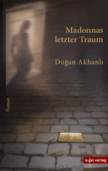 Do?an Akhanl? greift in Madonnas letzter Traum die Novelle Madonna im Pelzmantel des türkischen Dichters Sabahattin Ali auf und schreibt sie neu. Alis Novelle erzählt von einer im Berlin der 1920er Jahre stattfindenden Liebesbeziehung zwischen einem jungen türkischen Mann und einer jungen jüdischen Malerin, die bei der Geburt des gemeinsamen Kindes stirbt. Alis Novelle gilt als eines der bedeutendsten türkischen Prosawerke des 20. Jahrhunderts. Akhanl? macht Sabahattin Ali selbst zur Romanfigur. Auf seinem Weg ins Exil wird er 1948 von Angehörigen des türkischen Geheimdienstes getötet. Unmittelbar vor seinem Ableben gesteht er, Maria Puder sei in Wirklichkeit anders gestorben als in seiner Novelle. Madonnas letzter Traum ist der Versuch, die wahre Geschichte des Lebens und Todes von Maria Puder in der NS-Zeit zu entdecken.Der Roman verwebt fiktionale Elemente mit wahren historischen Ereignissen. So wird die Flucht von Maria Puder vor dem NS-Regime mit dem Schicksal des Flüchtlingsschiffs »Struma«, dessen jüdische Passagiere 1942 im Hafen von Istanbul an der Weiterreise gehindert wurden, verknüpft. Auf einer anderen Erzählebene hat der namenlose Autor und Exilschriftsteller aus Köln den Auftrag, einen Essay über rassistische Gewalt zu schreiben. Die Aufgabe verkompliziert sich jedoch durch die Lektüre der Novelle von Sabahattin Ali und der Begegnung mit den Spuren der NS-Geschichte. Er macht sich auf die Suche nach der wahren Biographie Maria Puders. Dabei konfrontiert ihn seine Reise auch mit seiner eigenen Lebensgeschichte und seinen Wurzeln.